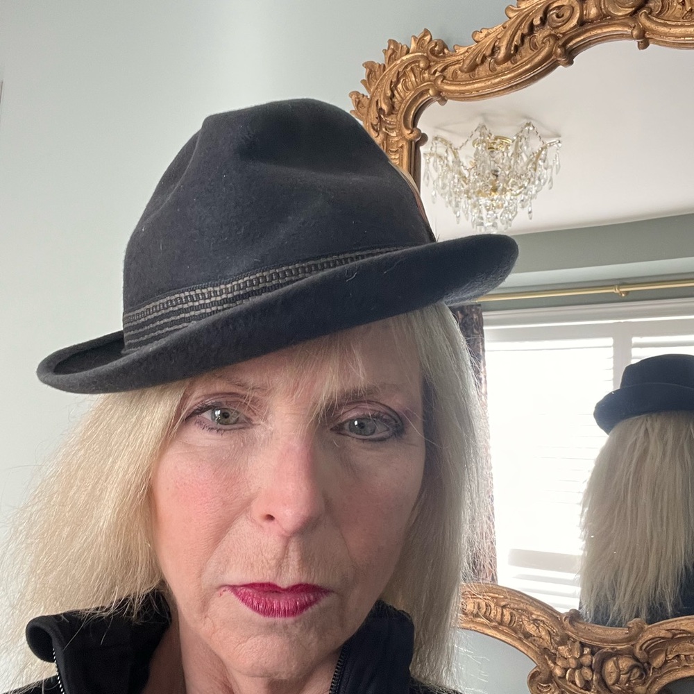Sophisticated Gray Fedora Hat with Classic Design